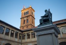 Sindicatos denuncian el bloqueo de más de 150 plazas en la Universidad de Oviedo Claustro y torre del edificio histórico de la Universidad de Oviedo