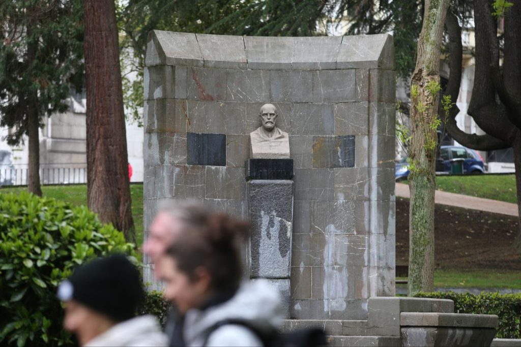 Monumento a Clarín