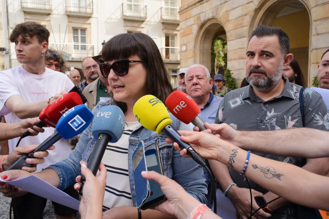 Manifestación de músicos en Xixón, con Leticia Baselgas de L-R falando