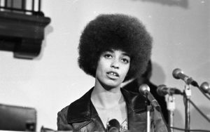 L'activista Angela Davis nun actu políticu