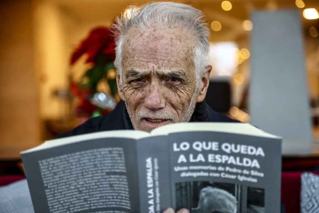 Pedro de Silva posa con "Lo que queda a la espalda", su libro de memorias FOTO: Pablo Lorenzana