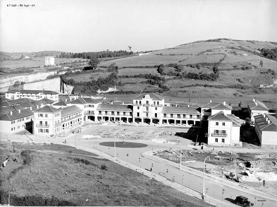 Fotografía histórica de la Plaza Mayor de Llaranes en construcción, el 20 de septiembre de 1955.