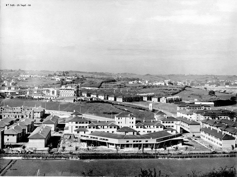 Vista general del poblado de Llaranes en construcción, el 15 de septiembre de 1955.