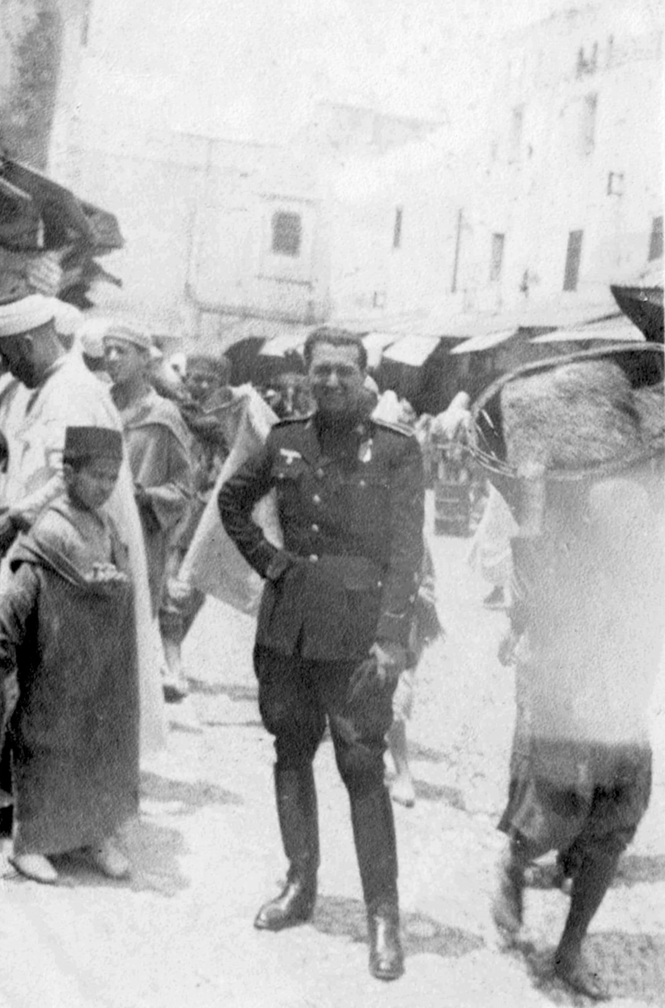 José Manuel Castañón, de uniforme, en una calle de Ceuta en 1942.