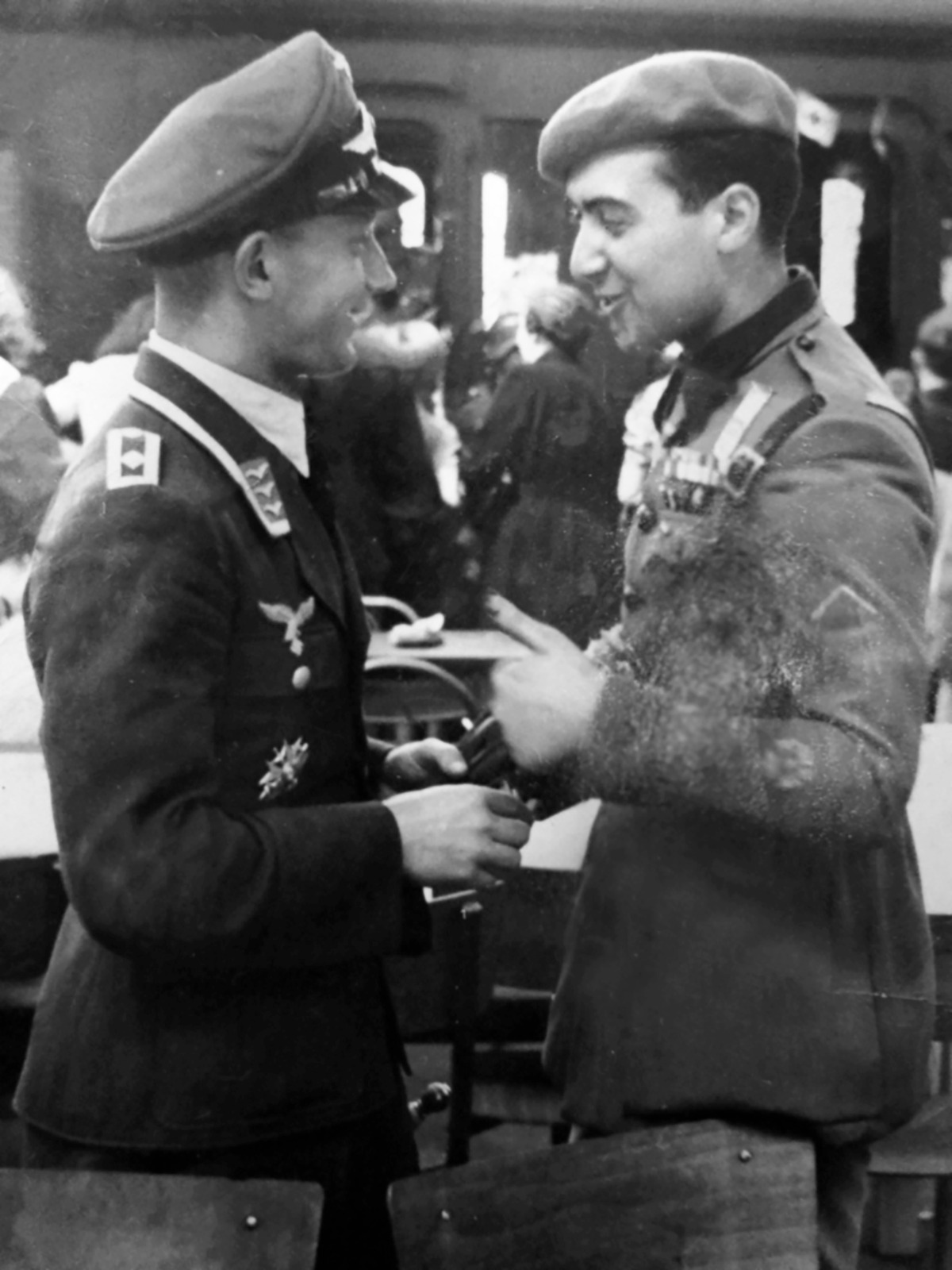 José Manuel Castañón conversa con otro militar durante su etapa en la División Azul.