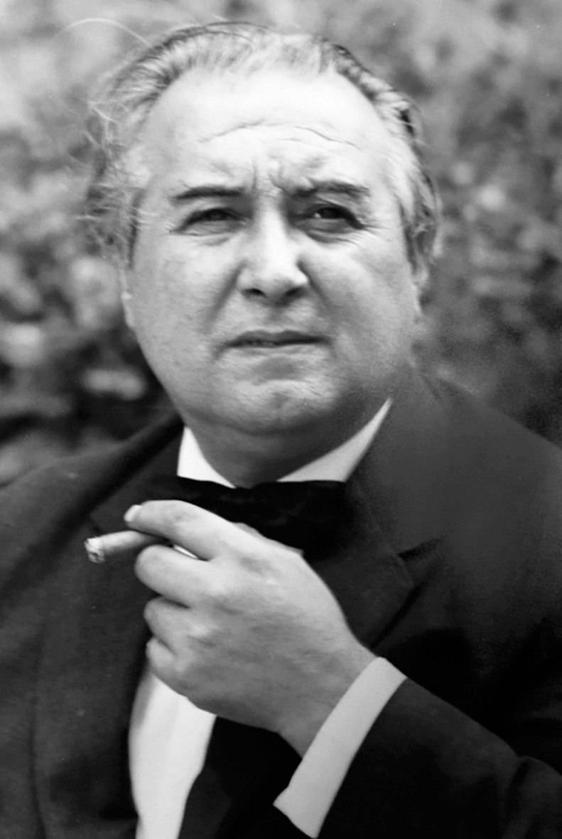Retrato en blanco y negro de José Manuel Castañón con un puro en la mano.