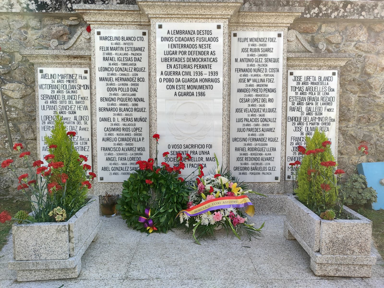 Placas con nombres y ofrendas florales en el Memorial de Sestás, A Guarda.