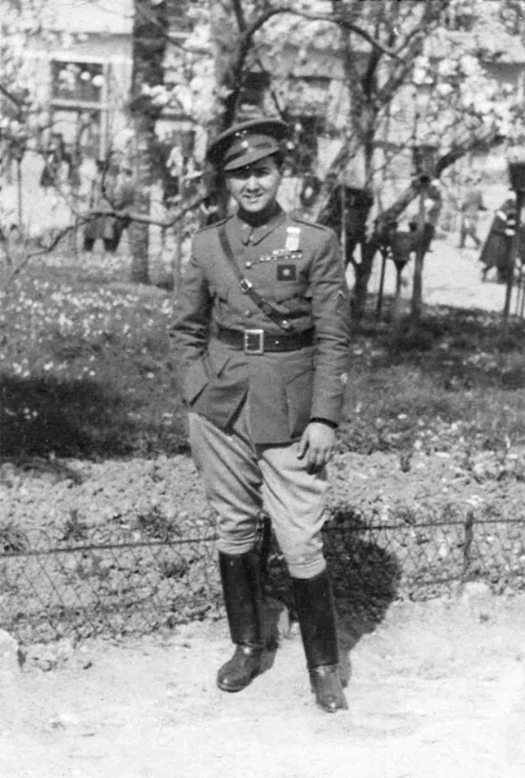 José Manuel Castañón, de uniforme, en el parque de San Francisco de Oviedo en 1941.
