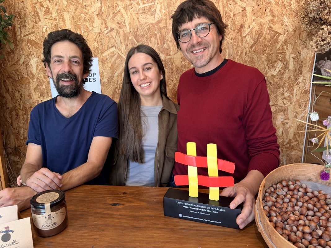 Tres integrantes de Kikiricoop con el Premio Alimentos de España 2026, un tarro de Asturcilla y avellanas.