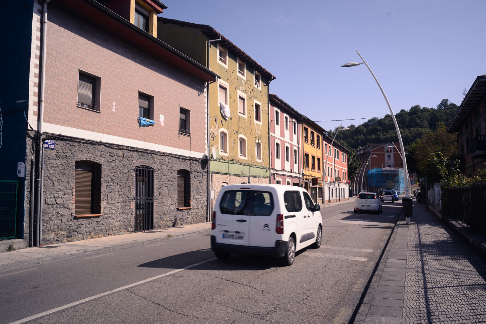 Calle de Ciañu con una hilera de viviendas y vehículos junto al entorno de la planta.