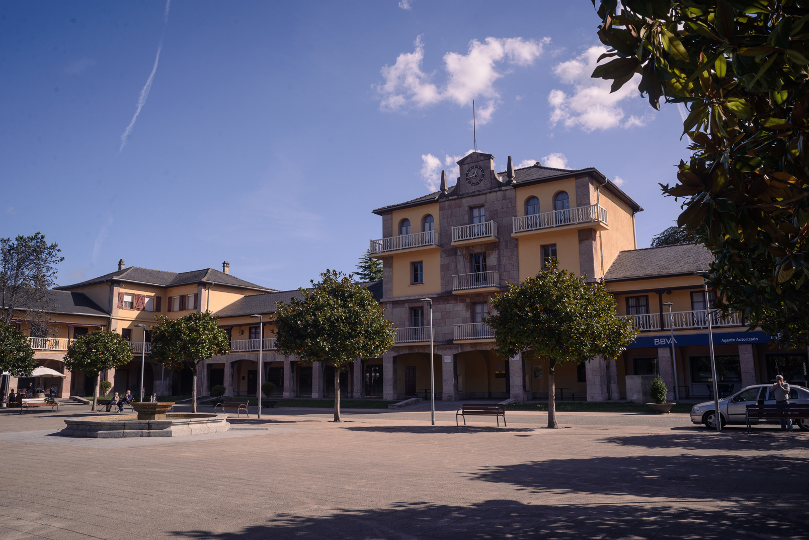 Vista de la Plaza Mayor de Llaranes con sus soportales, fuente y edificio del reloj.